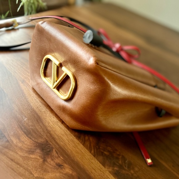 VLogo Signature Collection - Valentino Garavani Leather Bucket Bag! - Picture 4 of 5